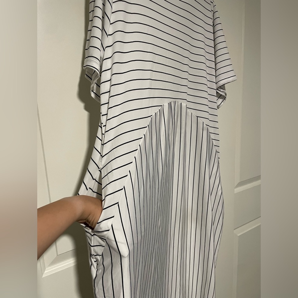 🤍🖤Stylish striped white and black dress 🤍🖤 - Picture 4 of 9